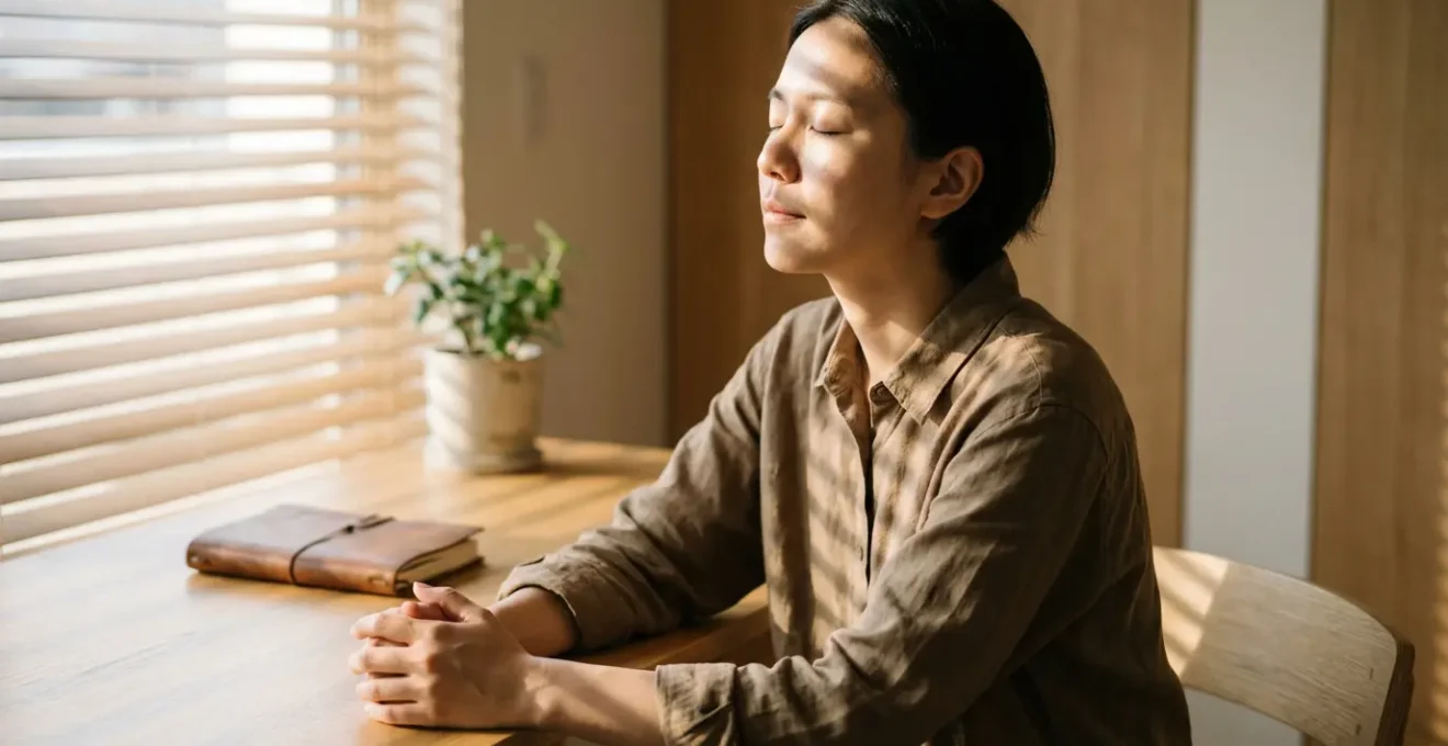 Portrait introspectif d'une personne en méditation avec des éléments naturels symbolisant le calme et la concentration retrouvée