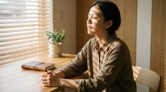 Portrait introspectif d'une personne en méditation avec des éléments naturels symbolisant le calme et la concentration retrouvée