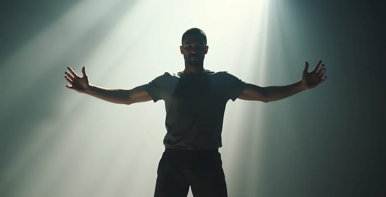 Personne debout effectuant un geste de repoussement énergique avec les bras tendus vers l'avant